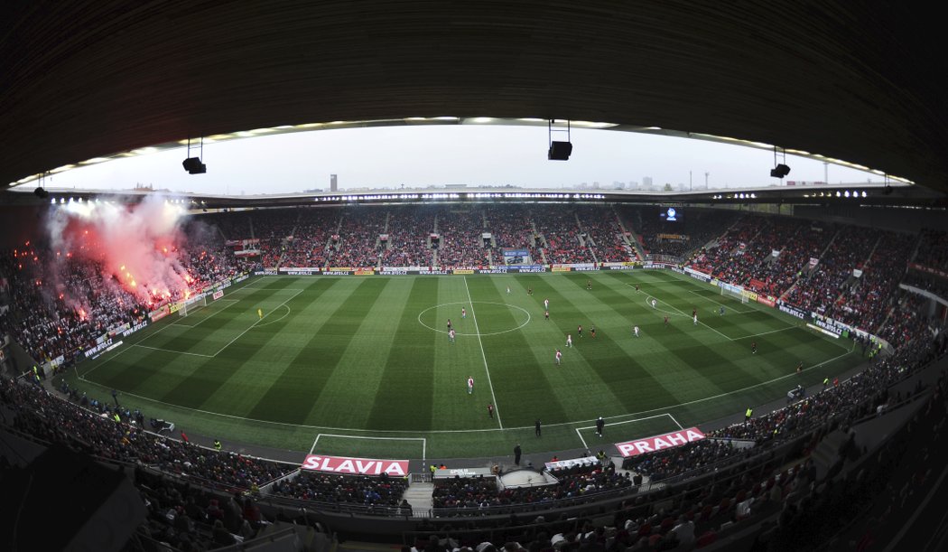 Pyrotechnická show slávistických fanoušků v derby