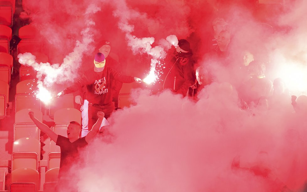 Sparťanské pyro v Edenu při derby se Slavií