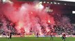 Slávistické pyro na tribuně Sever v derby proti Spartě