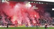 Slávistické pyro na tribuně Sever v derby proti Spartě