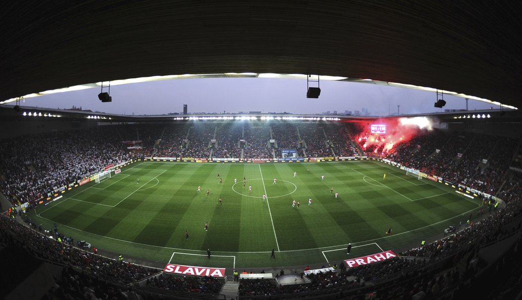 Pyrotechnické choreo sparťanského kotle v Edenu při derby