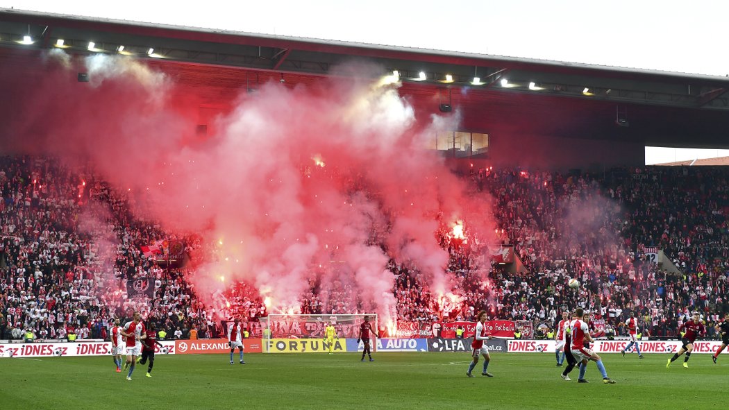 Slávistické pyro na tribuně Sever v derby proti Spartě