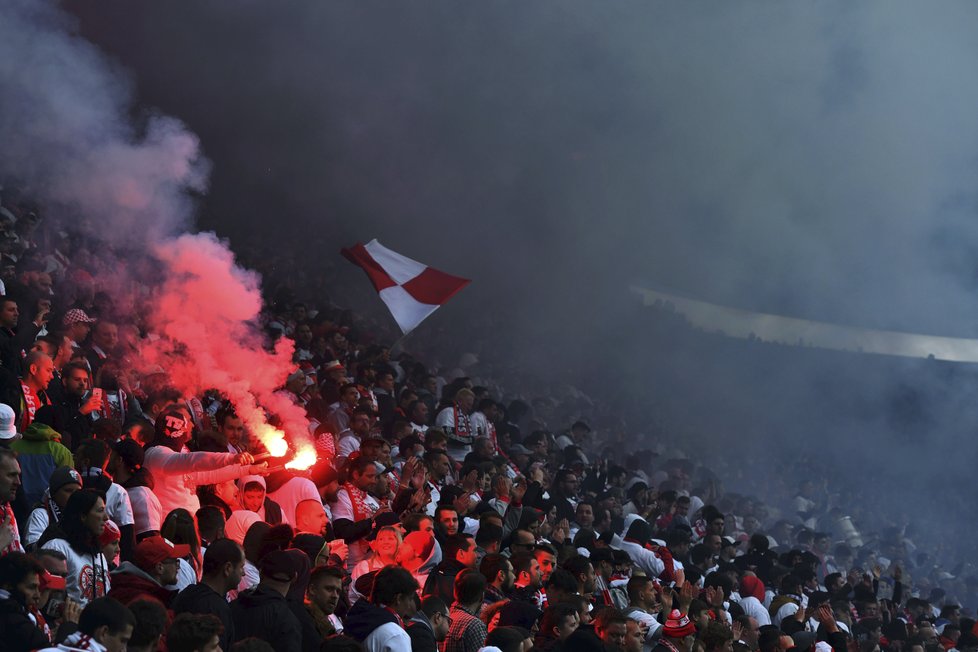 Fanoušci Slavie na tribuně Sever si derby několikrát zpestřili zakázanou pyrotechnikou...