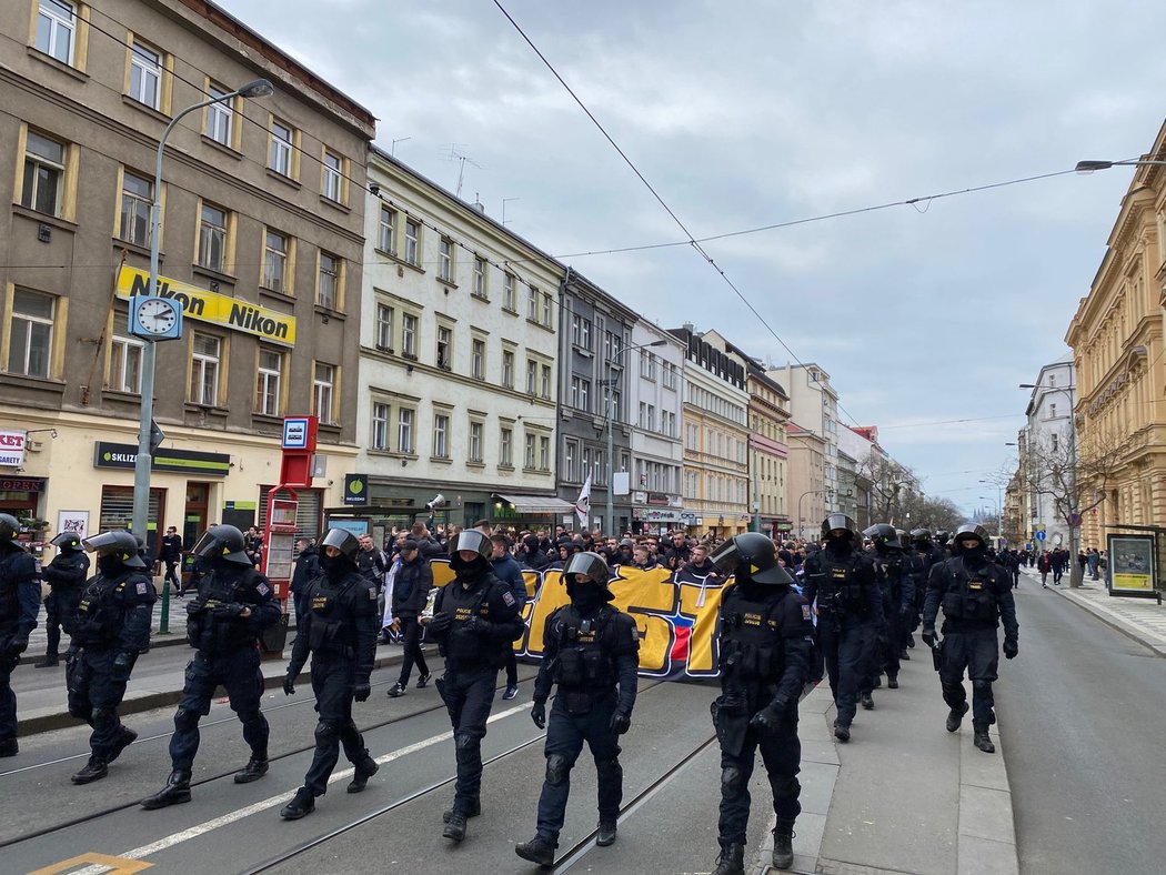 Fanoušci Sparty míří za doprovodu policie na derby se Slavií