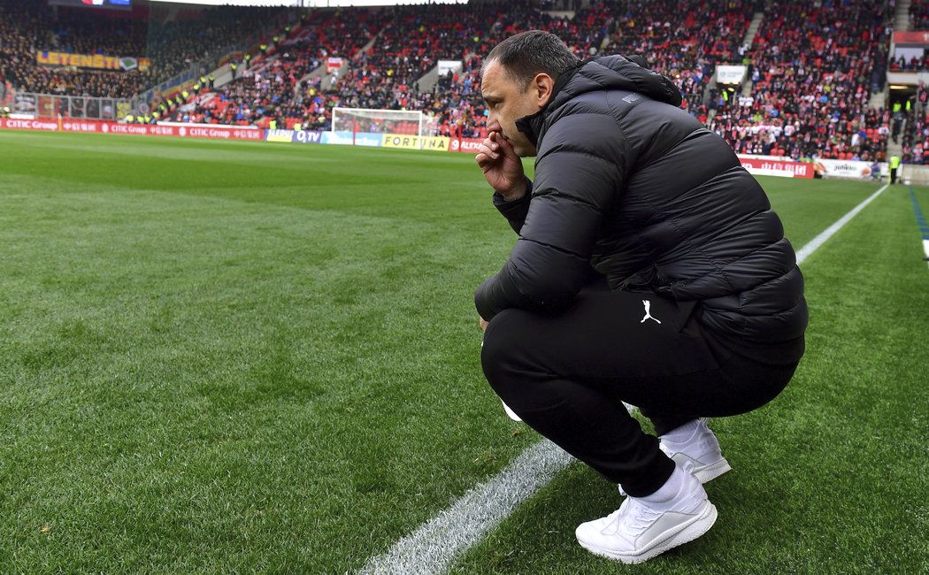 Kouč Slavie Jindřich Trpišovský a jedna z jeho pozic v derby se Spartou