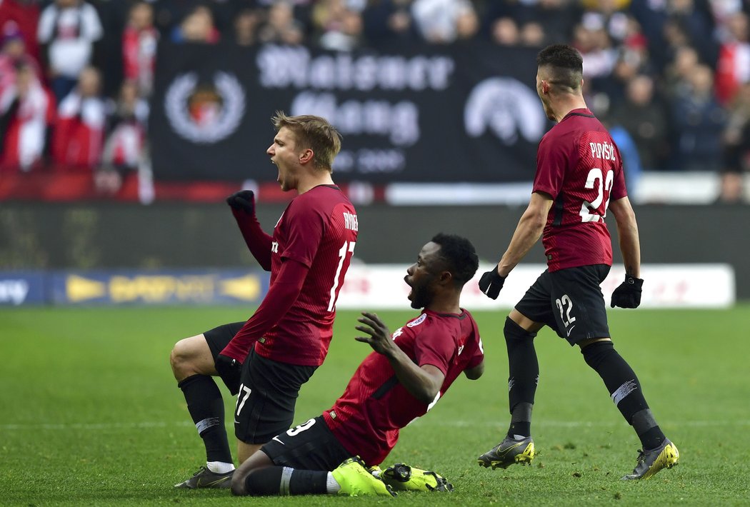 Martin Frýdek a Guélor Kanga se radují z parádní trefy Srdjana Plavšiče, která znamenala vyrovnání v derby na 1:1