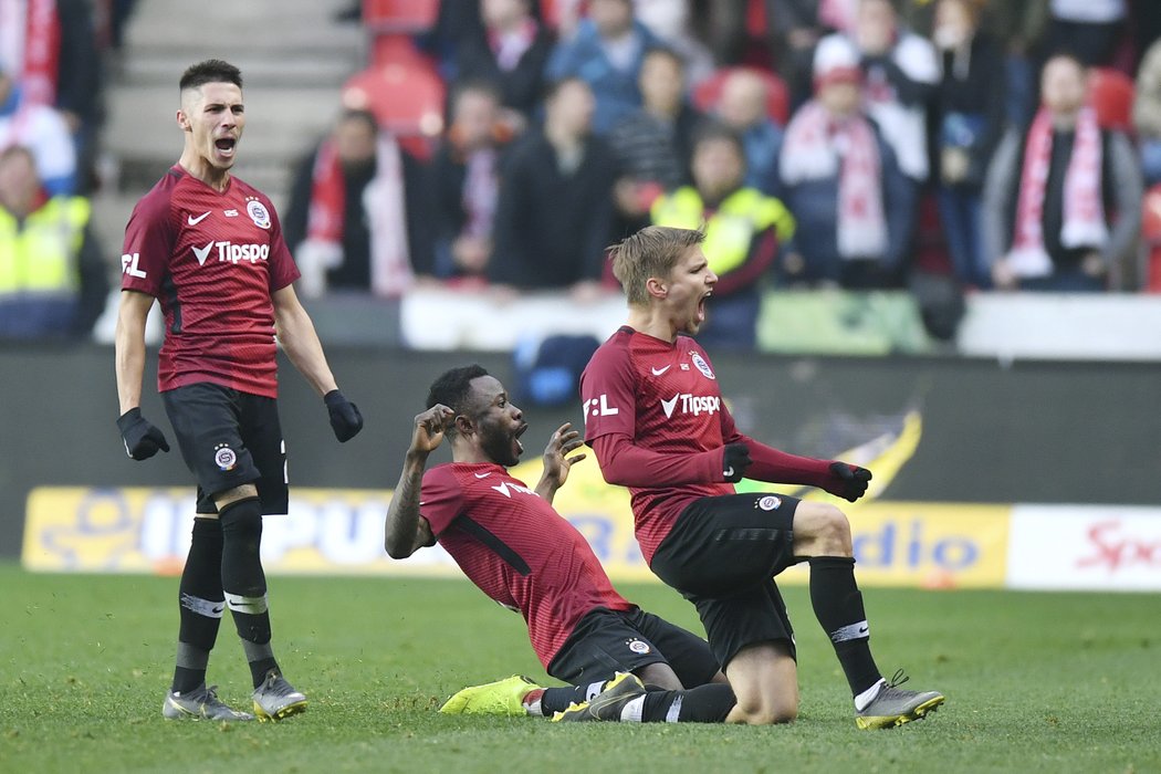 Srdjan Plavšič, Guélor Kanga a Martin Frýdek se radují z gólu v derby proti Slavii