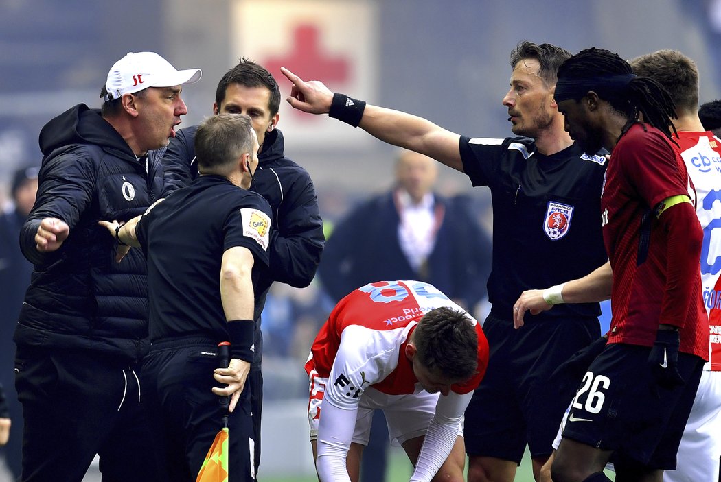 Kouč Slavie Jindřich Trpišovský se zapojil do hádky u postranní čáry