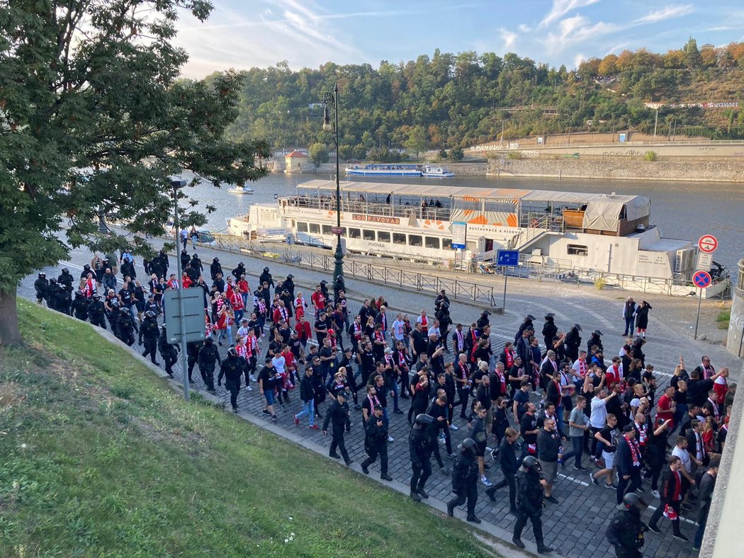 Pochod fanoušků Slavie míří na Štefánikův most