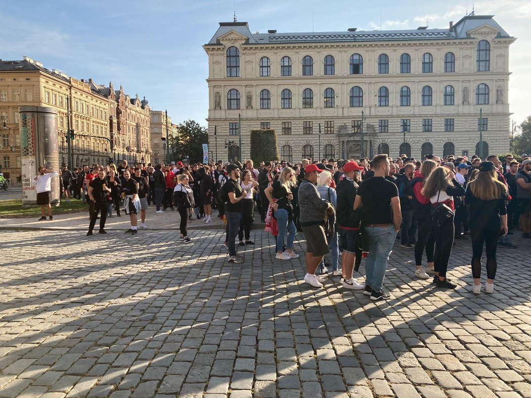 Fanoušci Slavie před startem pochodu na Letnou