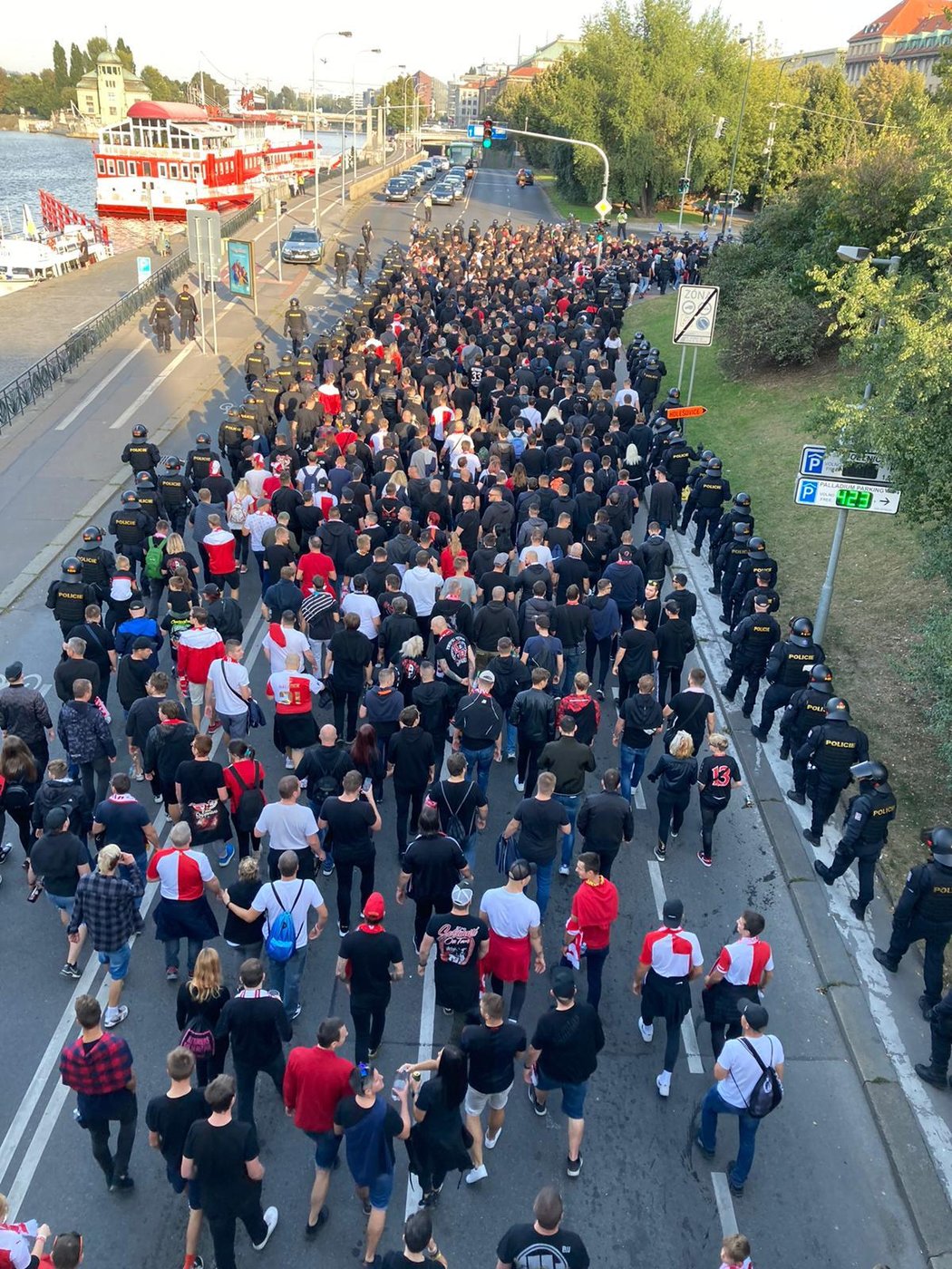 Pochod fanoušků Slavie míří na Štefánikův most