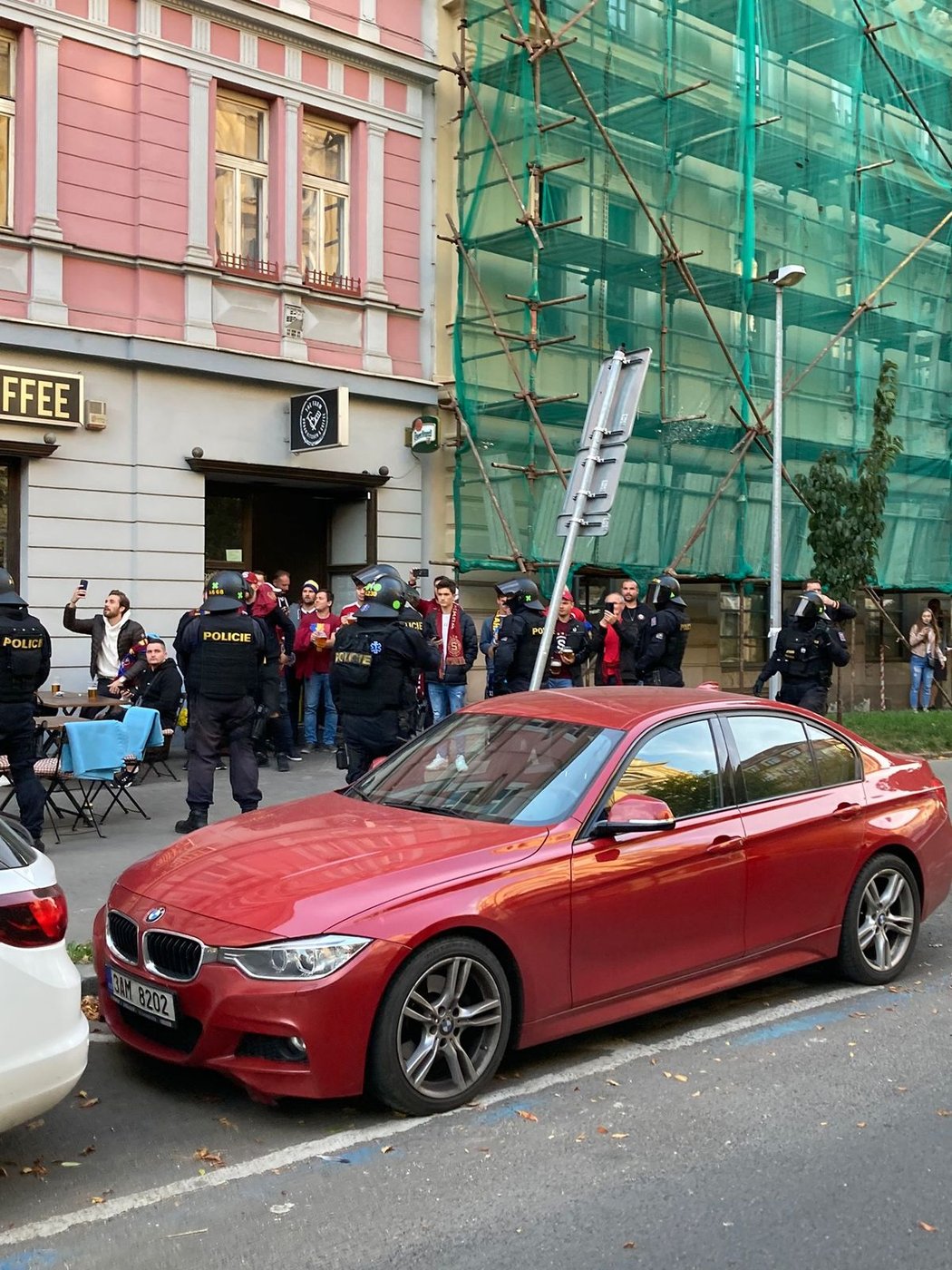 U Letné na sebe oba tábory rivalů pokřikovaly