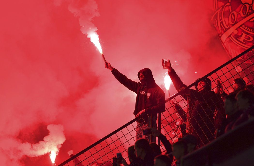 Fanoušci Sparty si při derby neodpustili začoudit Letnou pyrotechnickými efekty