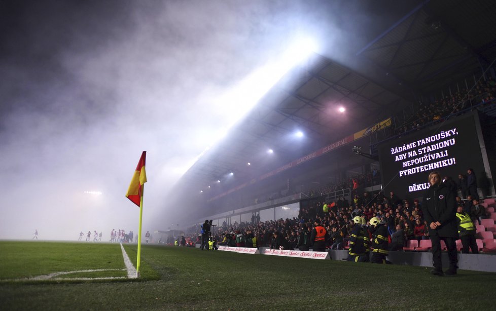 Zakouřená Letná. Kvůli pyrotechnice bylo derby mezi Spartou a Slavií na chvíli přerušeno...