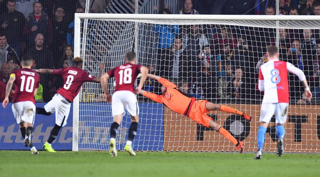 Guélor Kanga překonává z penalty slávistického brankáře Ondřeje Koláře