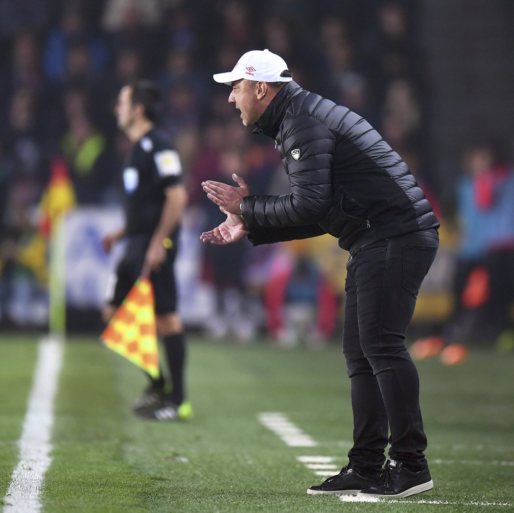 Kouč Slavia Jindřich Trpišovský hecuje své svěřence v derby se Spartou na Letné