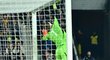 Peter Vindahl jistí míč nad svou horní tyčí v derby se Slavií