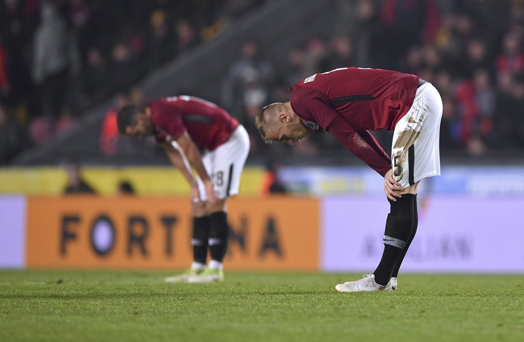 Zklamaní fotbalisté Sparty po remíze se Slavií v derby, nejblíž Uroš Radakovič