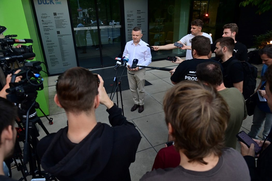 Předseda DK LFA Richard Baček odpovídá na dotazy novinářů po jednání disciplinárky