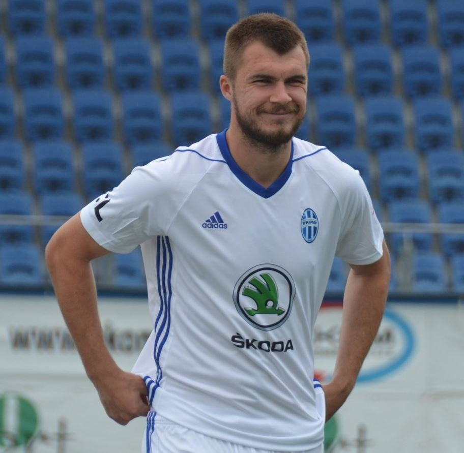 Kanonýr Nikolaj Komličenko v novém domácím mladoboleslavském dresu pro sezonu 2019/2020