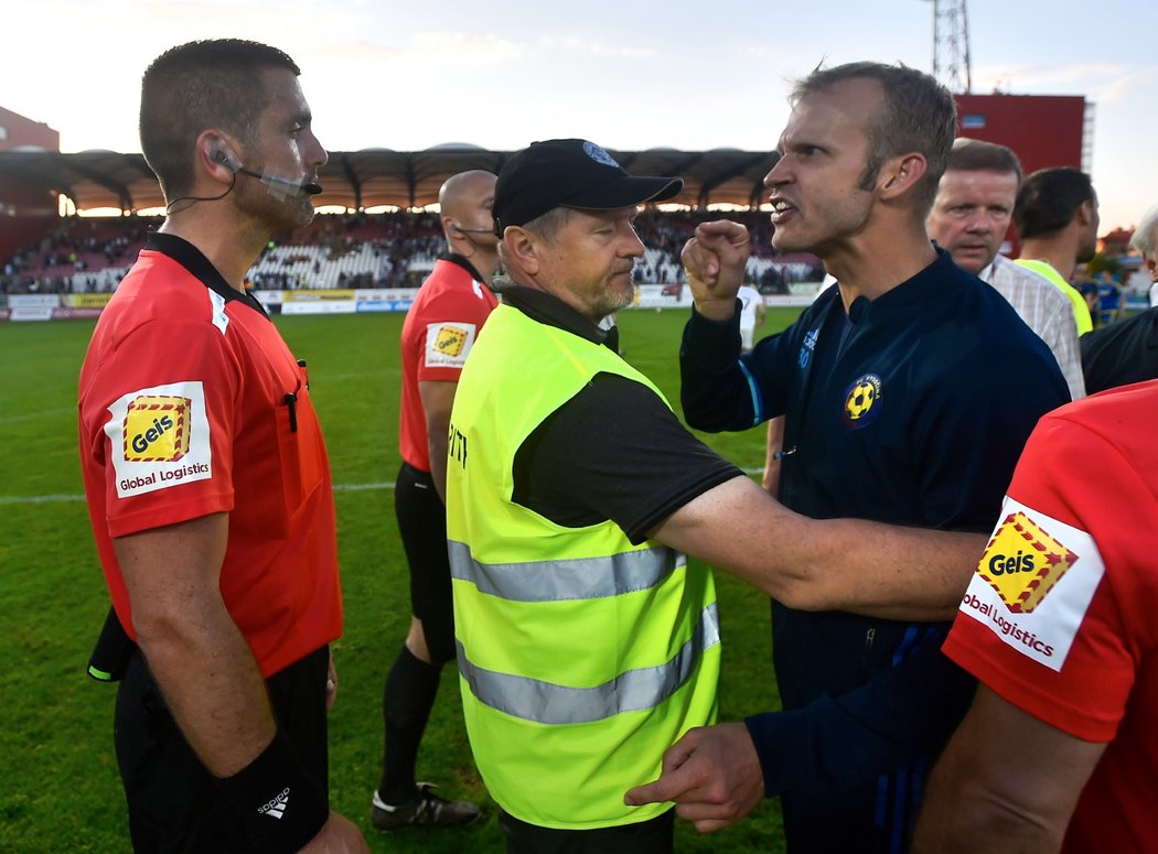 Lukáše Vaculíka musela před hlavním rozhodčím Martinem Nenadálem držet pořadatelská služba