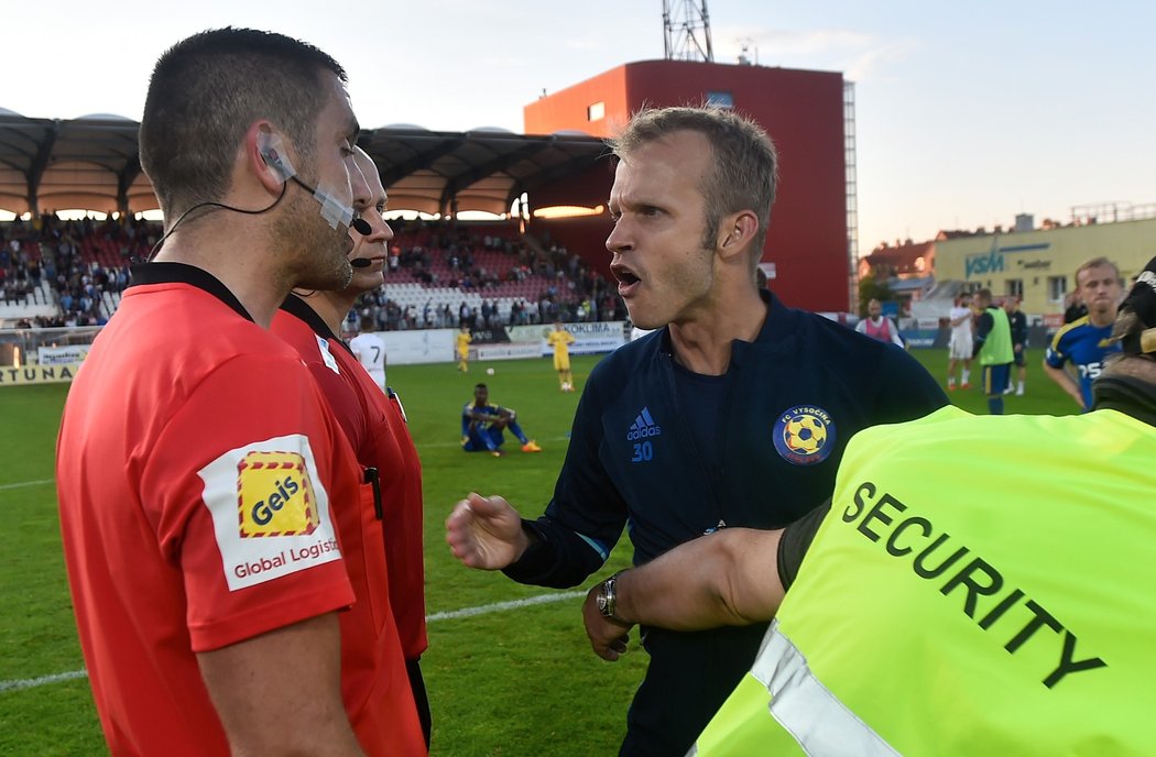 Jihlavský kapitán Lukáš Vaculík si po zápase ostře vysvětloval s rozhodčím Martinem Nenadálem jeho výkon