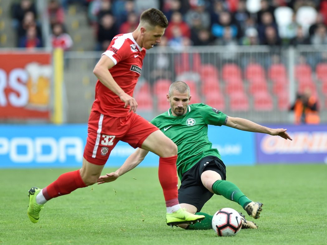 I v 37 letech má Jan Rezek pořád lehké nohy. Jeho úkol pro tento týden je jasný - zachránit Příbram v nejvyšší soutěži