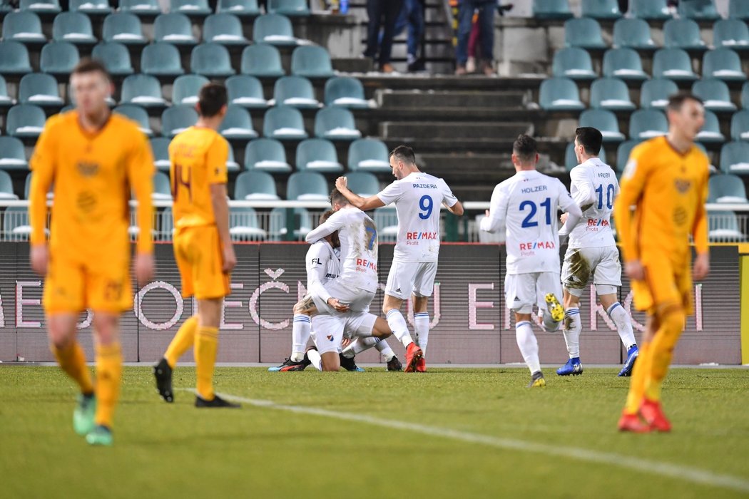 Radosti hráčů Baníku Ostrava po gólu Nemanji Kuzmanoviče smutně přihlížejí fotbalisté pražské Dukly