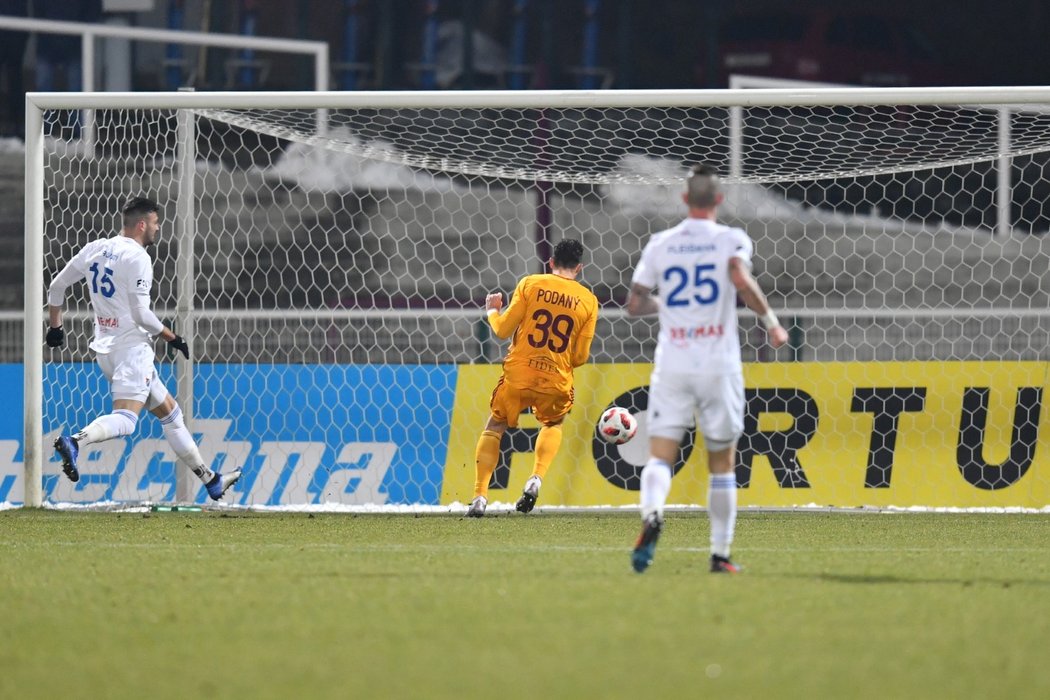 Jakub Podaný posílá pražskou Duklu do vedení 1:0 v zápase proti Baníku Ostrava