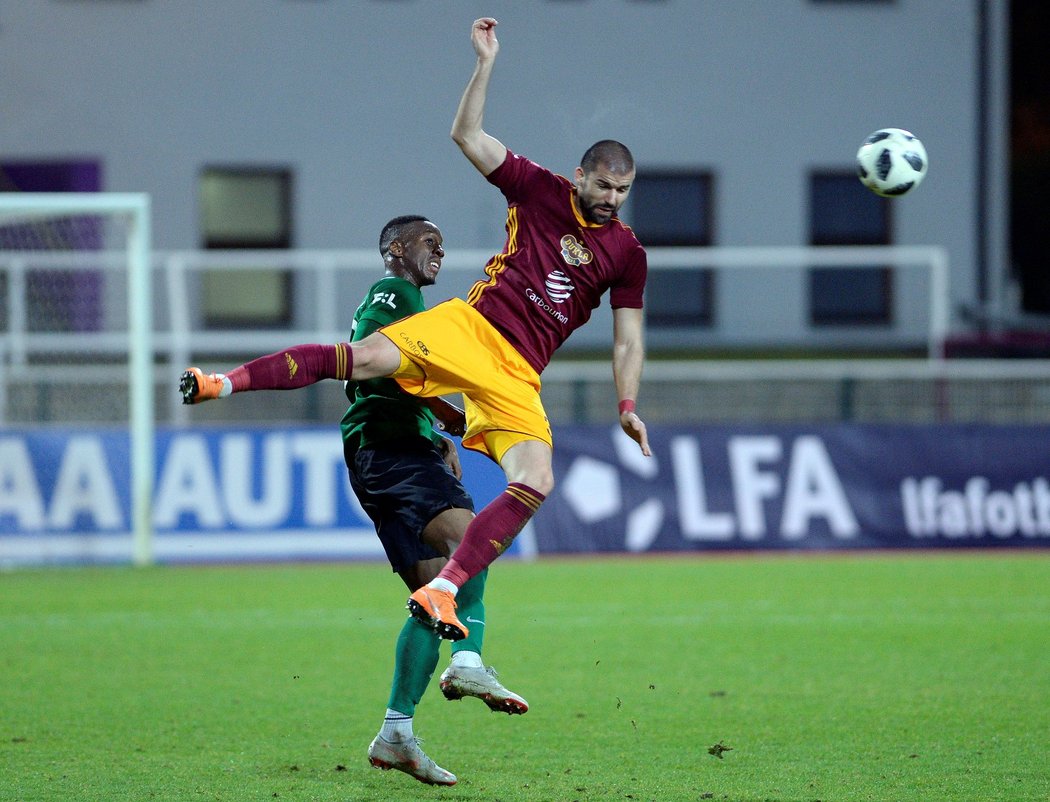 Dukelský záložník Nikola Raspopovič byl v souboji s Ibrahimem Keitou z Příbrami důraznější