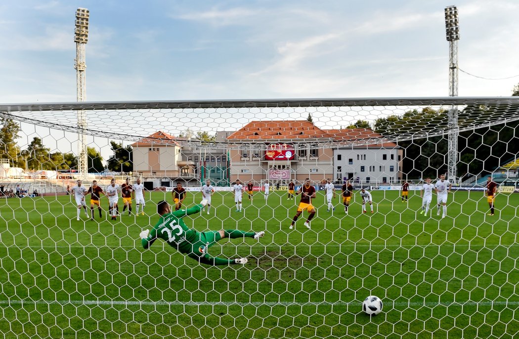 Ivan Schranz z Dukly nedal při pokutovém kopu brankáři Slovácka Michalu Daňkovi žádnou šanci