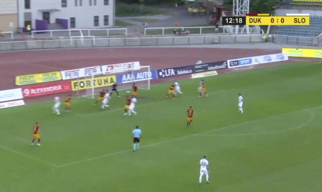 Martin Chlumeckého trefuje míč do stehna a odráží se do vlastní sítě - Dukla prohrává 0:1