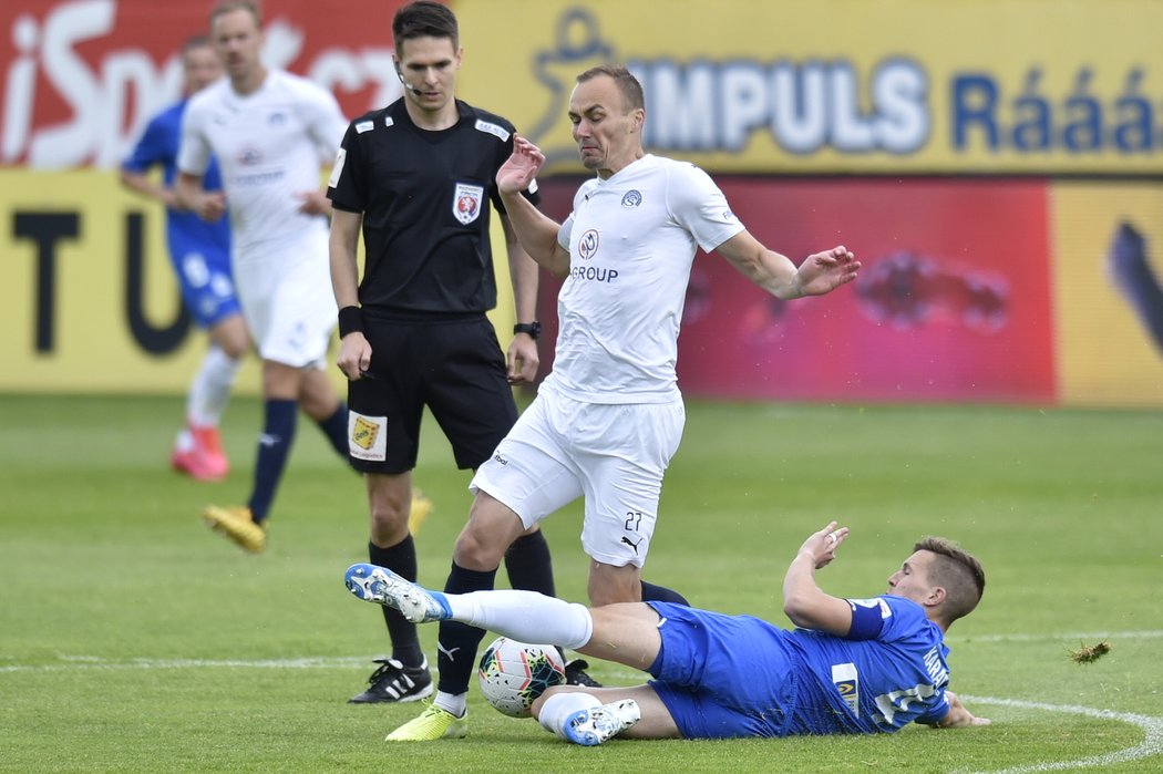 Pavel Dvořák ze Slovácka v souboji s libereckým Ondřejem Karafiátem