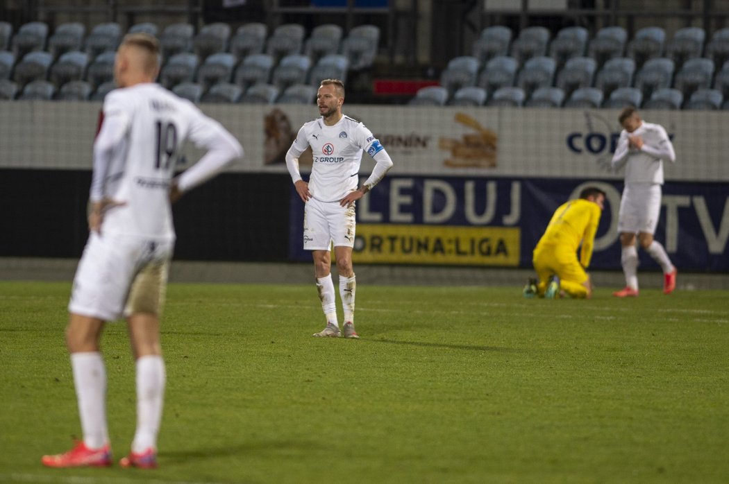 Zklamání ve tvářích hráčů Slovácka po ztraceném utkání proti Budějovicím