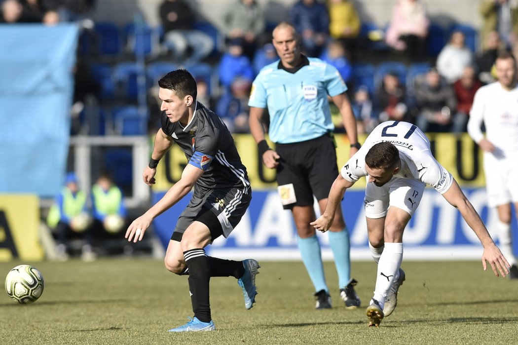 Robert Hrubý v zápase se Slováckem