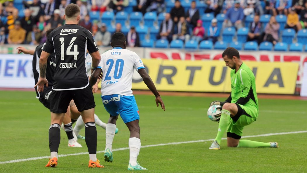 Matej Rakovan zachytává míč, zleva Martin Cedidla ze Zlína a ostravský Abdullahi Tanko