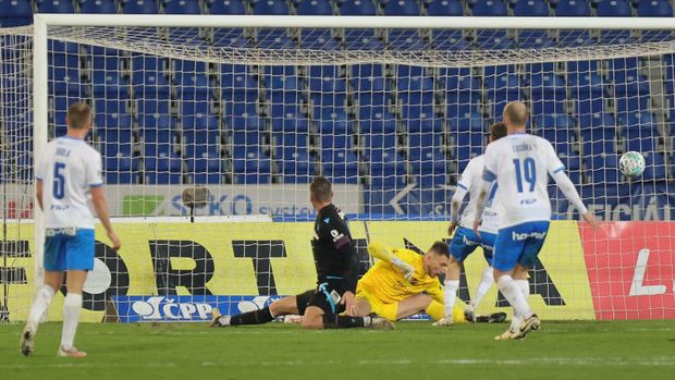 Brankář Jiří Letáček z Baníku inkasuje po centru Cadua z Plzně Brankář Jiří Letáček z Baníku inkasuje po centru Cadua z Plzně