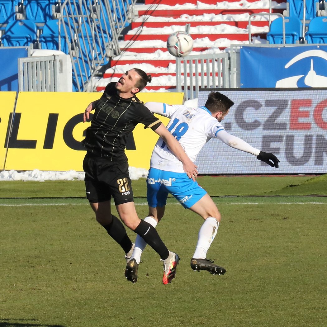 Tomáš Zajíc si v hlavičkovém souboji pomohl proti Jakubu Martincovi faulem