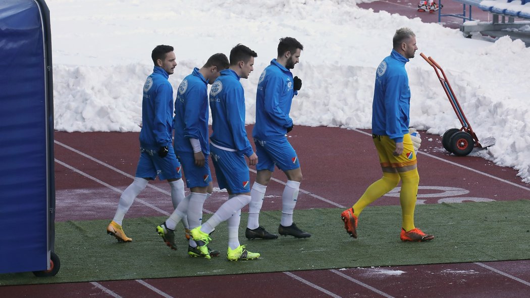 Fotbalisté Baníku Ostrava přichází na trávník před utkáním s Jabloncem