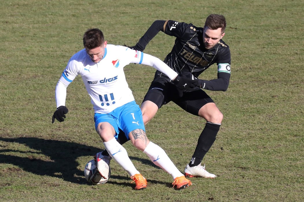 Martin Fillo z Baníku si kryje míč před jabloneckým kapitánem Jakubem Považancem