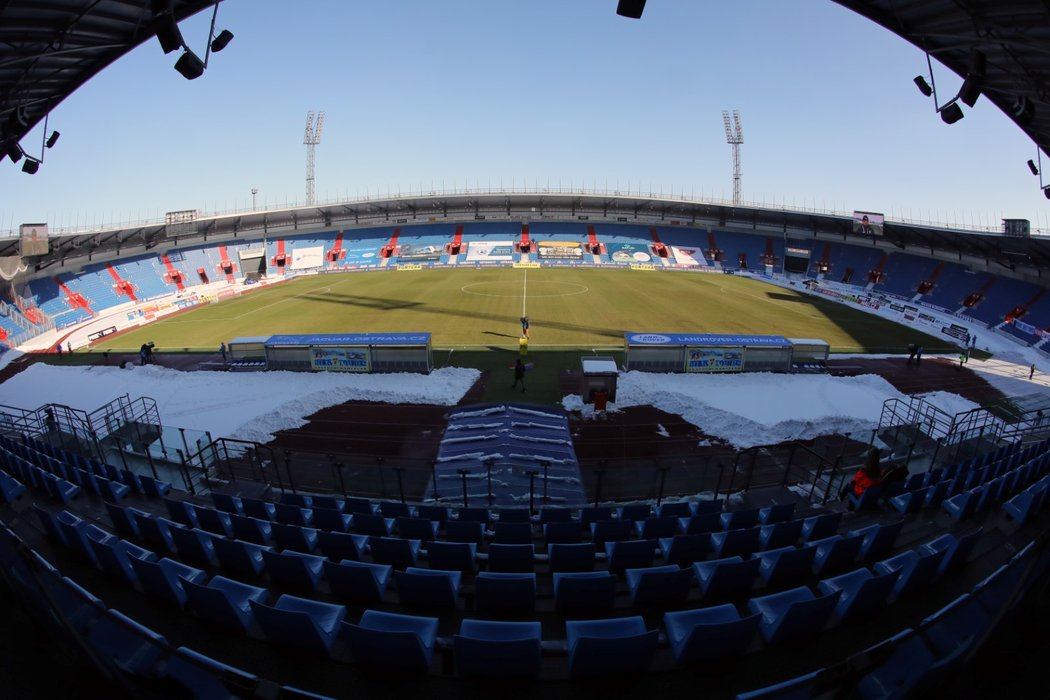 Perfektně odklizené hřiště na vítkovickém stadionu