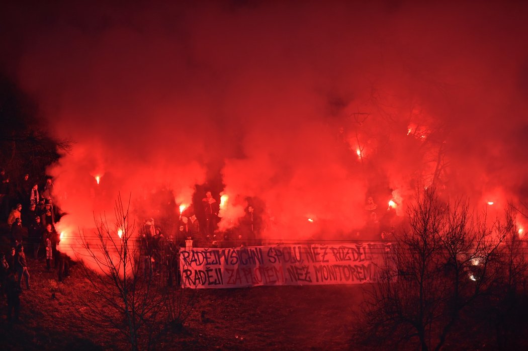 Fanoušci Baníku i přes zákaz vyrazili do Zlína a strávili zápas za plotem