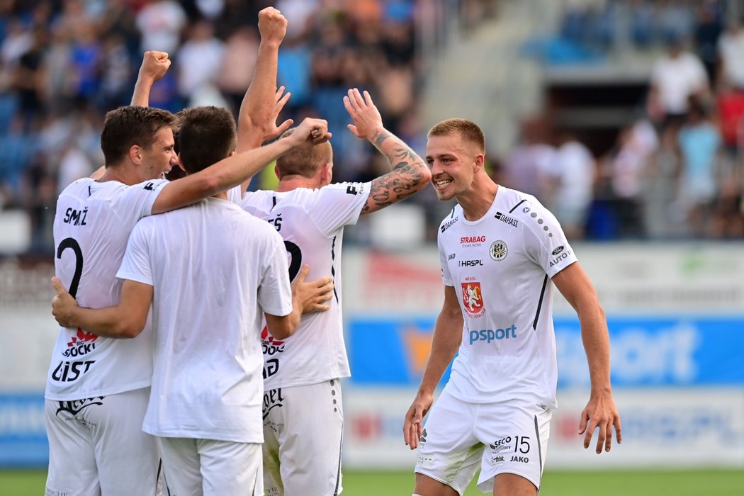 Hradečtí fotbalisté se radují z výhry 1:0 nad Slavií