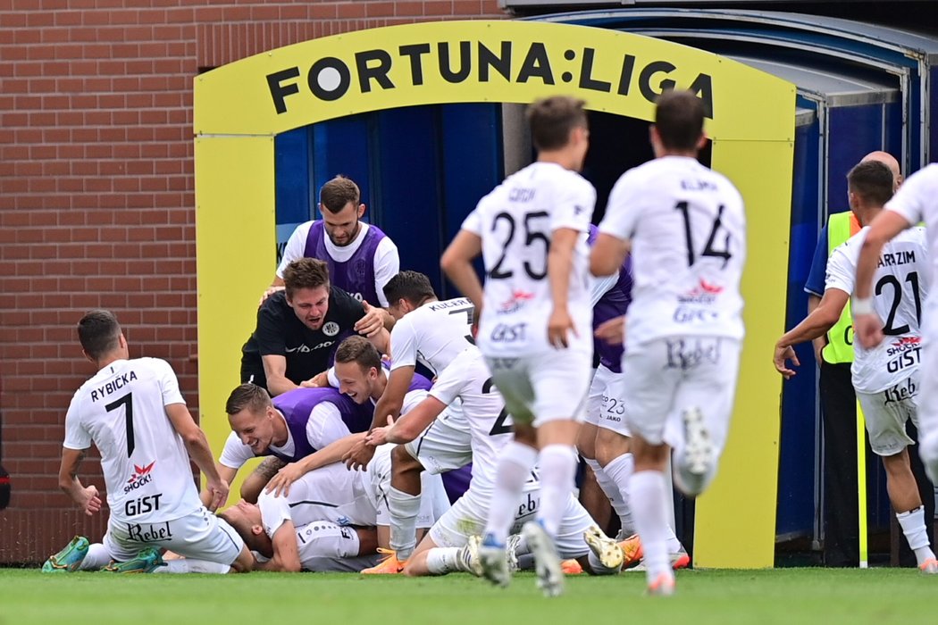 Hradečtí fotbalisté se radují z trefy Daniela Vašulína na 1:0