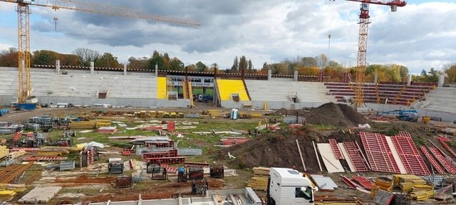 V Hradci Králové roste nový stadion, otevřít by se měl už příští léto