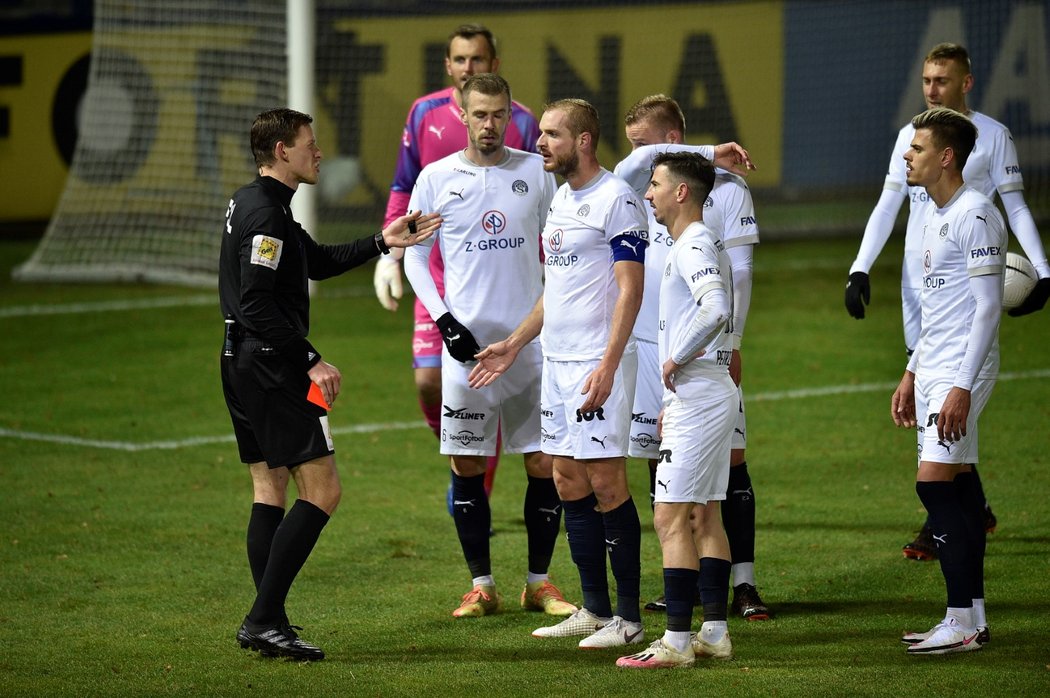 Fotbalisté Slovácka smlouvají s rozhodčím po vyloučení jejich kapitána Daníčka