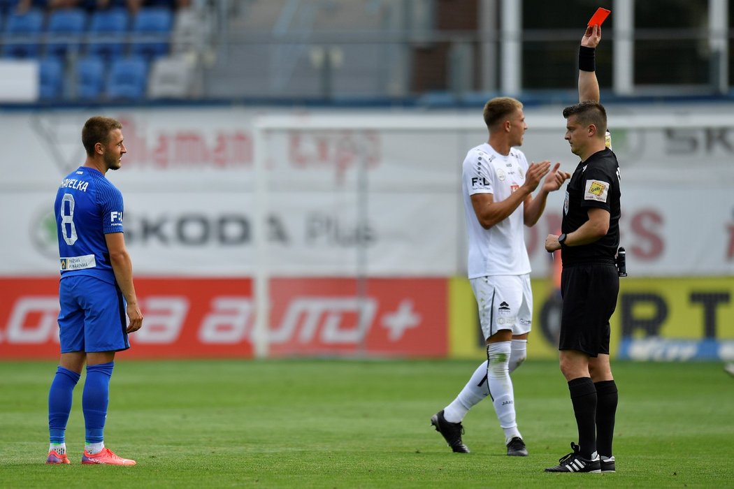 Filip Havelka viděl v zápase v Hradci červenou kartu