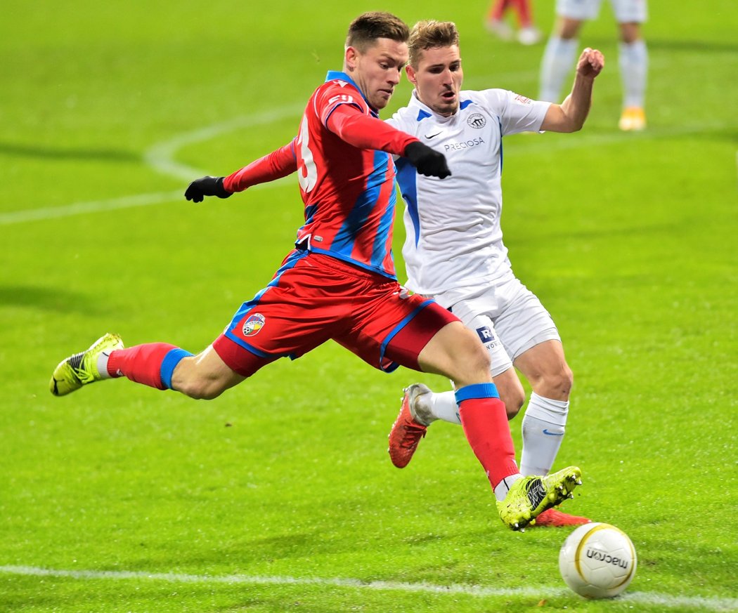 Michal Sadílek v souboji během zápasu proti Plzni