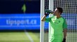 Liberecký gólman Filip Nguyen se občerstvuje během utkání proti Slavii