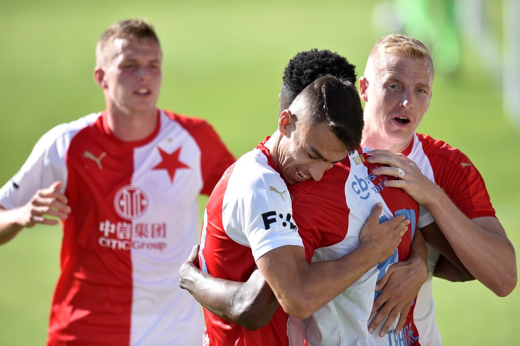 Fotbalisté Slavie se radují z první trefy utkání na hřišti Liberce, kterou vstřelil Ibrahim Traoré